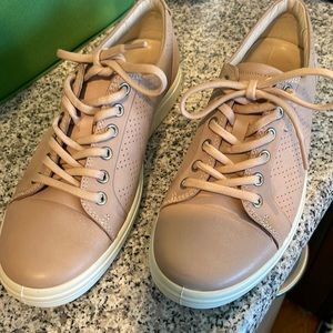 ECCO Women EU40 US Size 9. Pale pink
